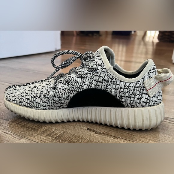 Yeezy 350 Turtlelove.      Size 7.      Worn very good condition.  No box. - Picture 7 of 11